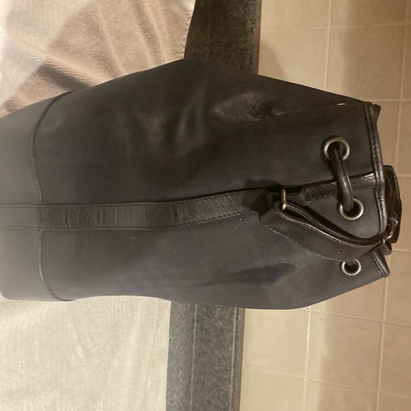 Burberry Bucket bag excellent condition. - Picture 5 of 10